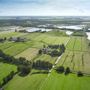 luchtfoto Buitenhuis de Zonneroos met Voetpad op voorgrond en petgaten op achtergrond